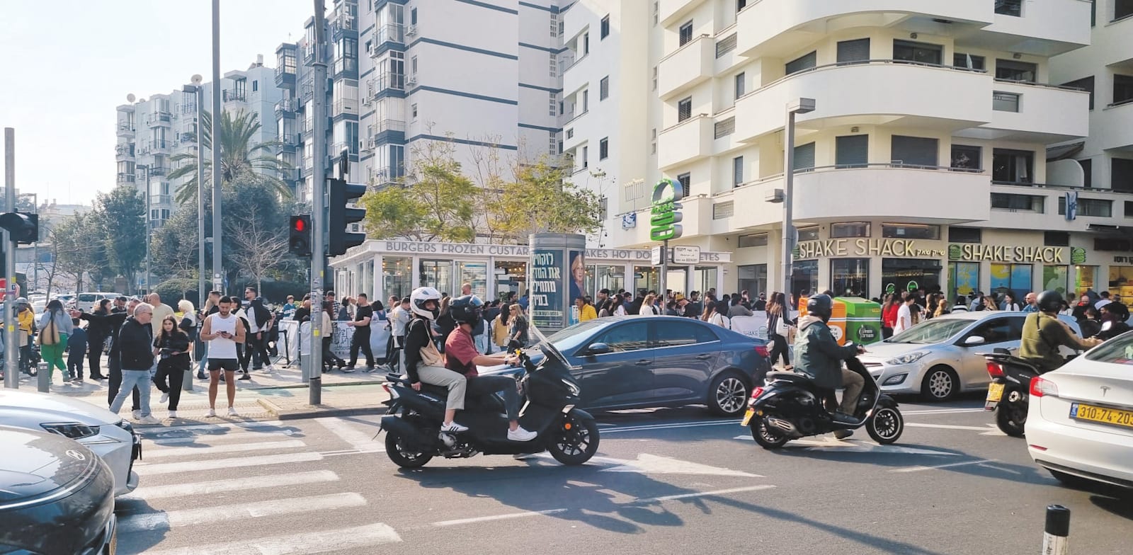 התור לרשת ההמבורגרים שיק שאק ביום הבחירות / צילום: הילה שיאון