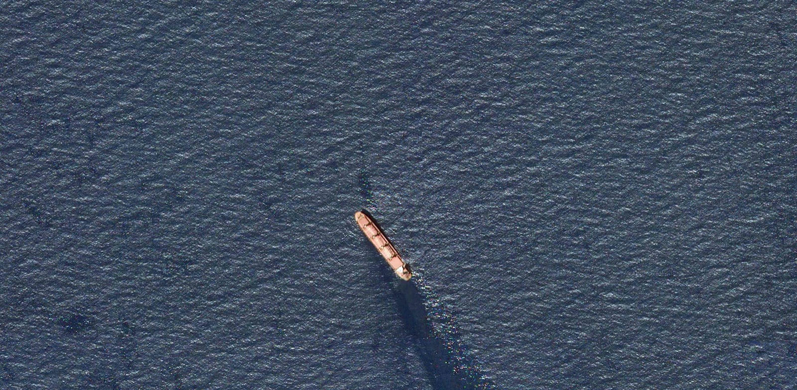 "טביעתה של הספינה הבריטית רובימאר בכניסה לים האדום כפי שהיא נתפסה ע''י לוויין / צילום: ap, Planet Labs PBC"