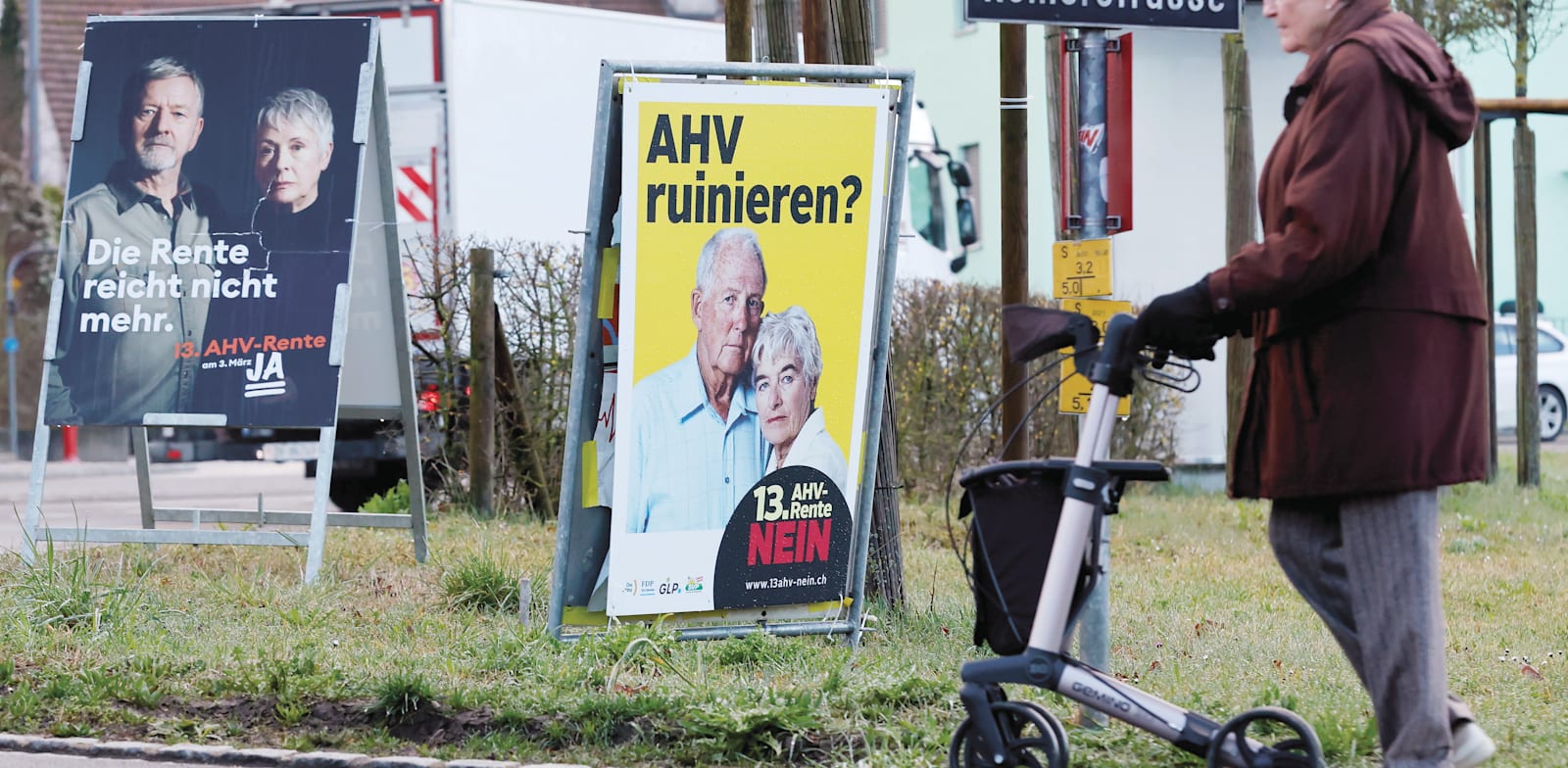מודעה העוסקת במשאל העם בשווייץ, בפברואר / צילום: Reuters, IMAGO/MANUEL GEISSER