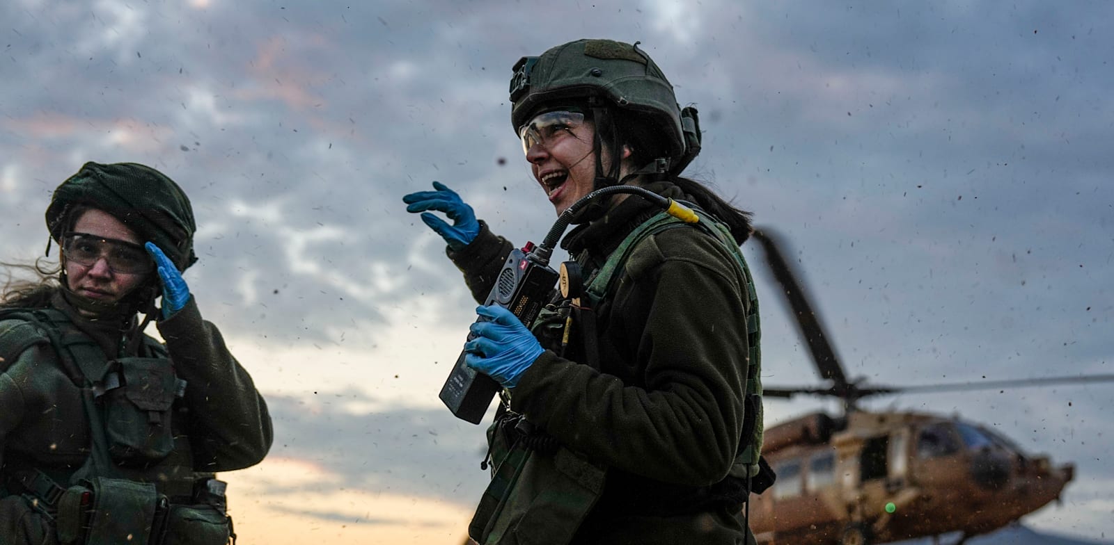 "פרמדיקיות בתרגיל בצפון בשבוע שעבר. ''מלמדים אותנו לנתק רגש'' / צילום: Associated Press, Ariel Schalit"