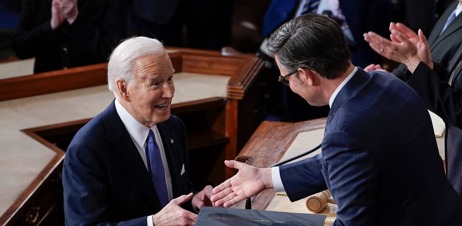 "ג'ו ביידן, נשיא ארה''ב לוחץ ידיים עם מייק ג'ונסון לפני נאום האומה / צילום: Reuters, Jack Gruber-USA TODAY"