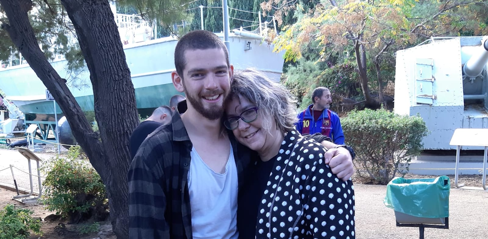 סרן יהל גזית ז''ל עם אמו מיה