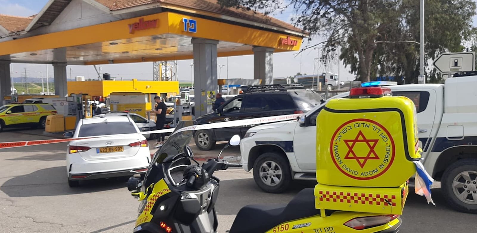 זירת פיגוע הדקירה בתחנת הדלק בצומת בית קמה / צילום: דוברות מד''א