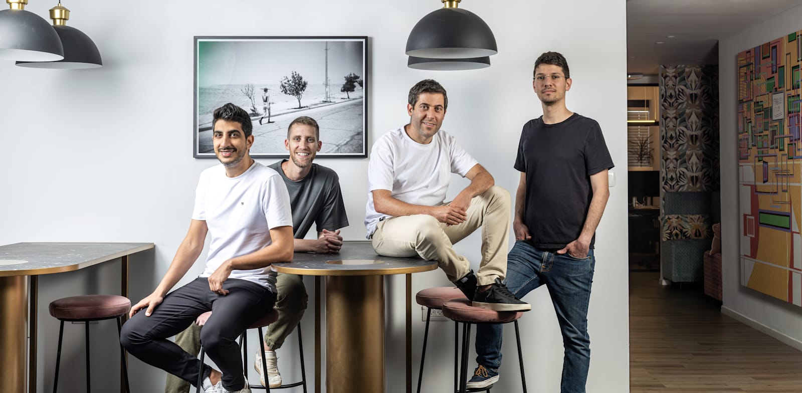 "מייסדי וויז. מימין: רועי רזניק, עמי לוטבק, אסף רפפורט, וינון קוסטיקה / צילום: אבישג שאר ישוב"