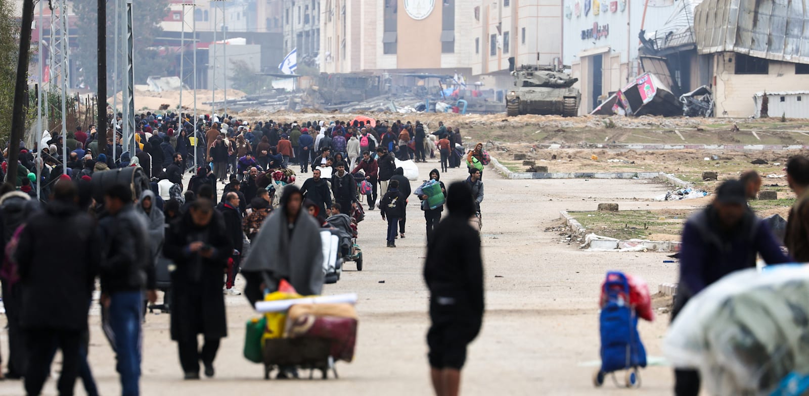 פליטים עזתים ברפיח / צילום: Reuters, IBRAHEEM ABU MUSTAFA