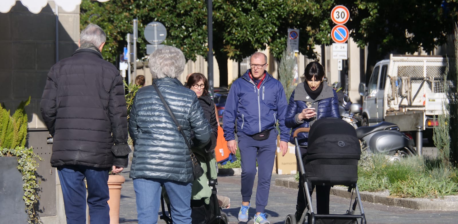 משפחות עם ילדיהם ברחובות איטליה / צילום: Reuters, Luca Ponti