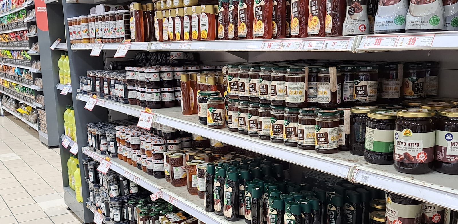 "מדפי דבש בסופר / צילום: טלי בוגדנובסקי"