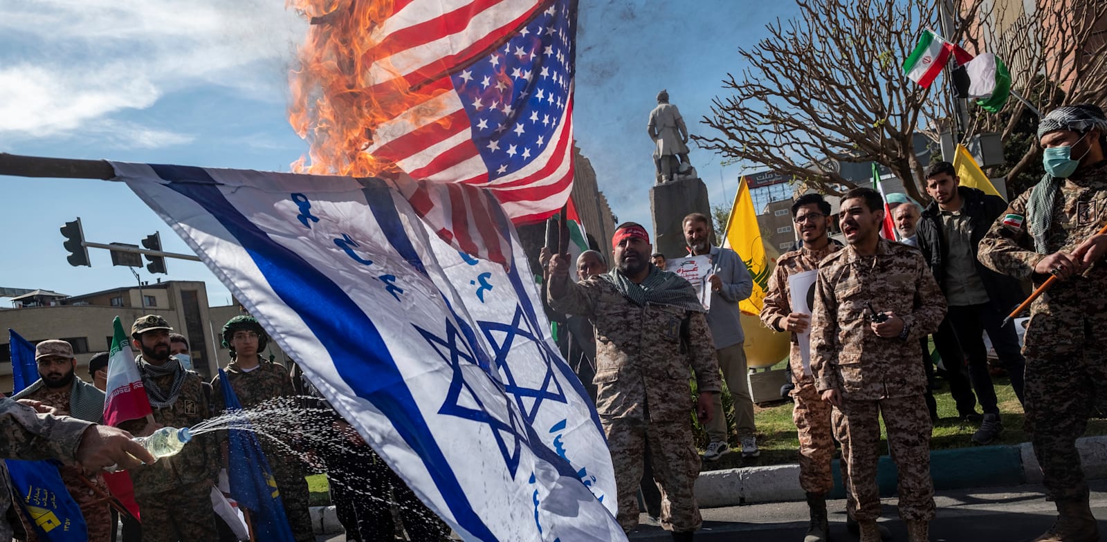 חברי משמרות המהפכה שורפים את דגל ארה''ב ודגל ישראל בטהרן, בשבוע שעבר / צילום: Reuters, Morteza Nikoubazl