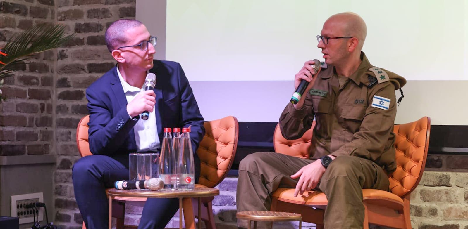 "ניר וויינגולד בשיחה עם דין שמואל אלמס / צילום: כדיה לוי"