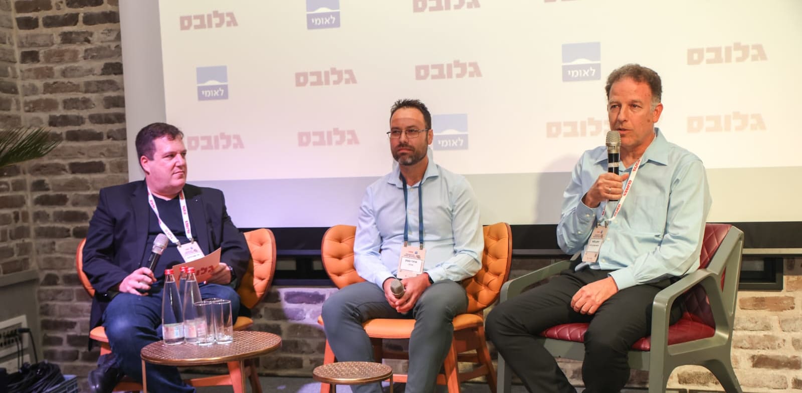 "דורון בלשר, מנכ''ל אורמת, וסרגיי נובק, מנהל מחלקת תכנון ועיצוב מבני, אורמת בשיחה עם חזי שטרנליכט / צילום: כדיה לוי"