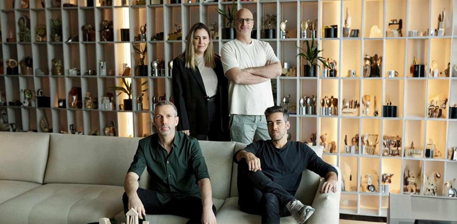 "עומדים - אסף גריס ושירי הייסר, יושבים - זיו קורן (מימין) וניב חורש / צילום: שי פרנקו"