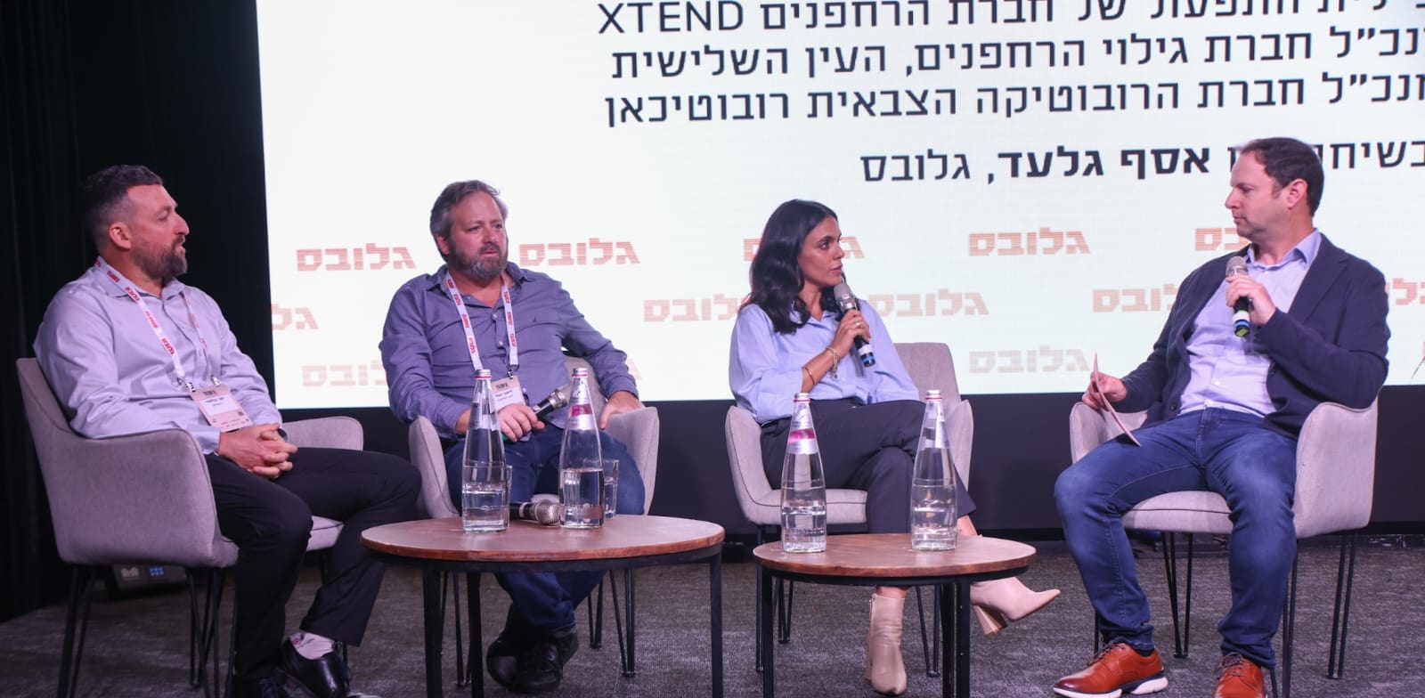"חן חיים, סמנכ''לית התפעול של חברת הרחפנים XTEND ליאור סגל, מנכ''ל חברת גילוי הרחפנים, העין השלישית, חגי בלשאי, מנכ''ל חברת הרובוטיקה הצבאית רובוטיכאן בשיחה עם אסף גלעד / צילום: כדיה לוי"