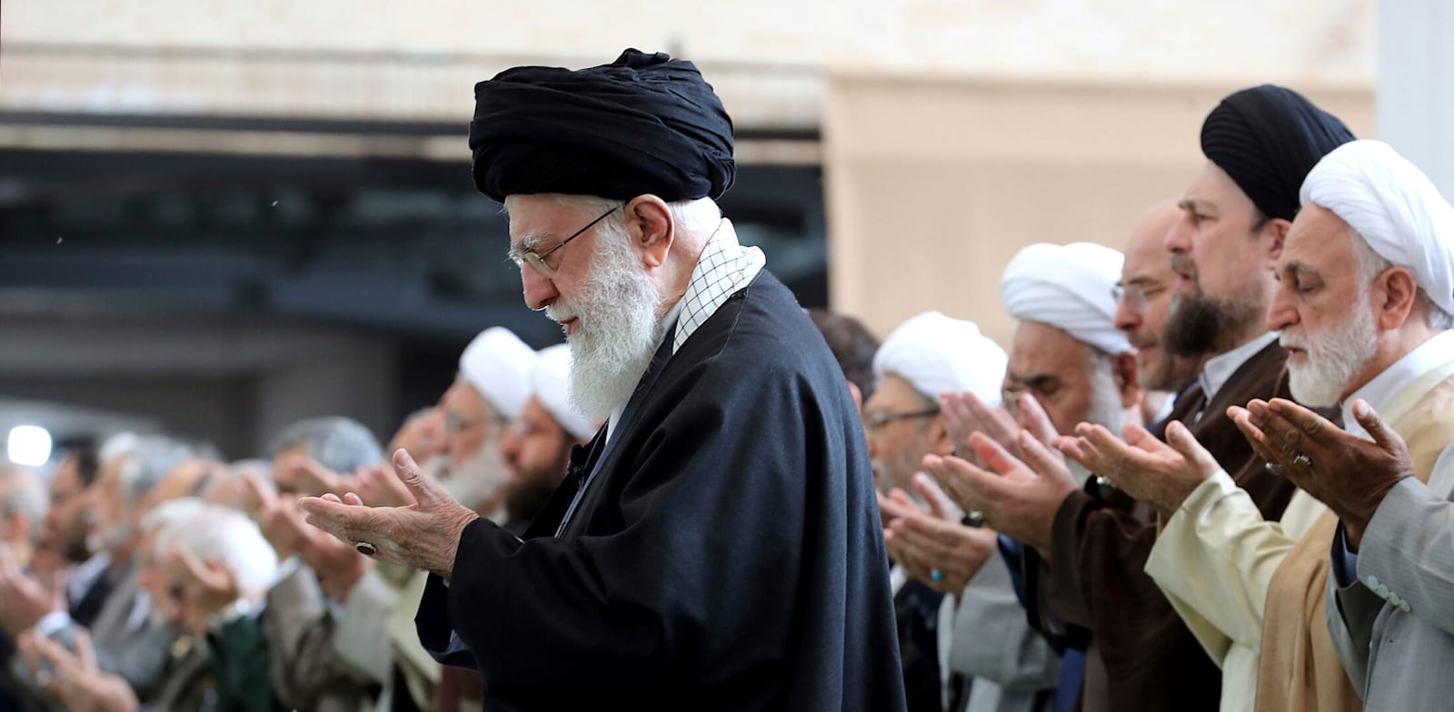 "עלי חמינאי, המנהיג העליון של איראן, בתפילת עיד אל–פיטר. בשבוע שעבר בטהרן / צילום: Associated Press"