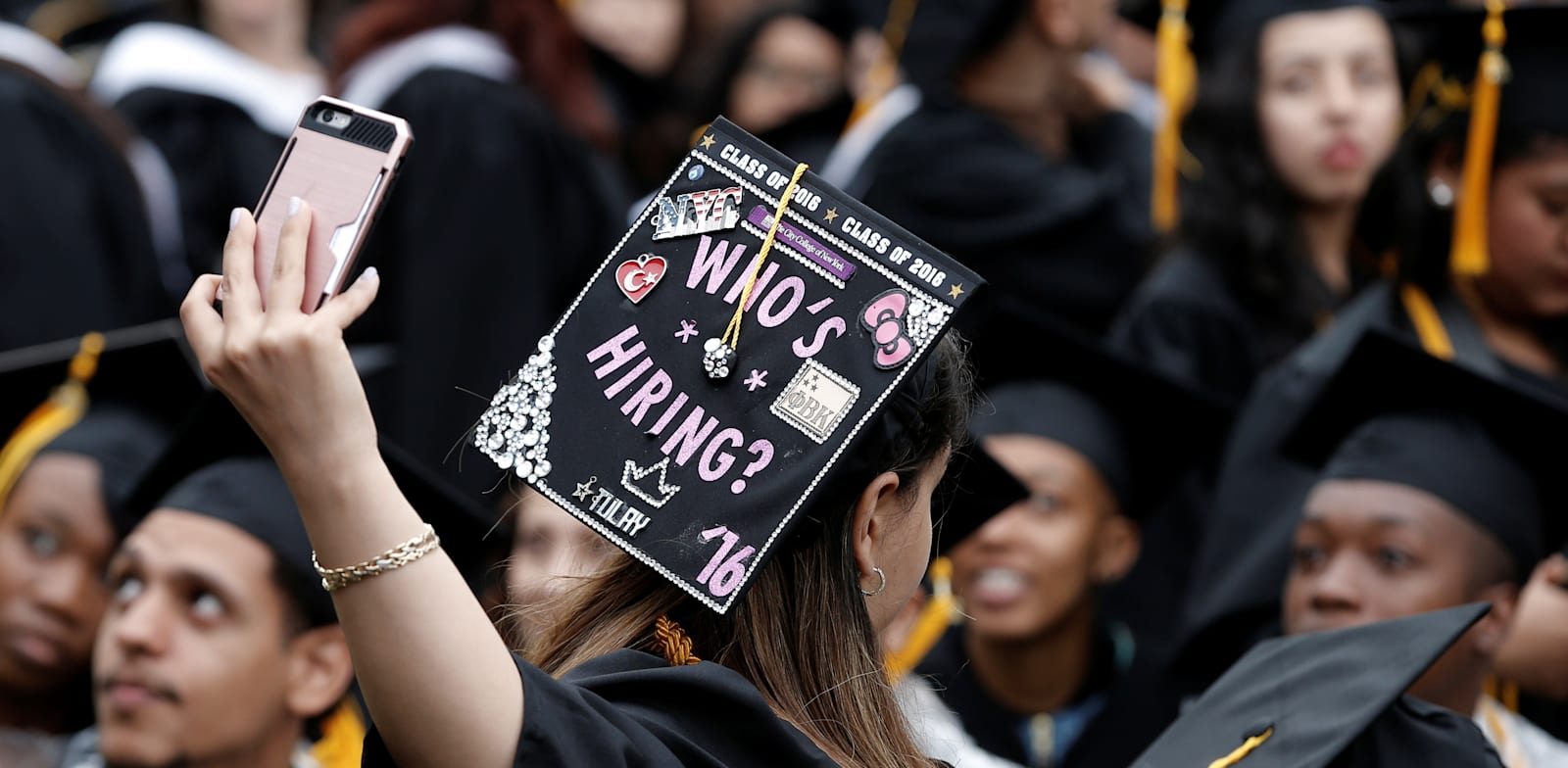 "טקס סיום תואר. תחרות תעסוקתית מצד AI / צילום: Reuters, Mike Segar"