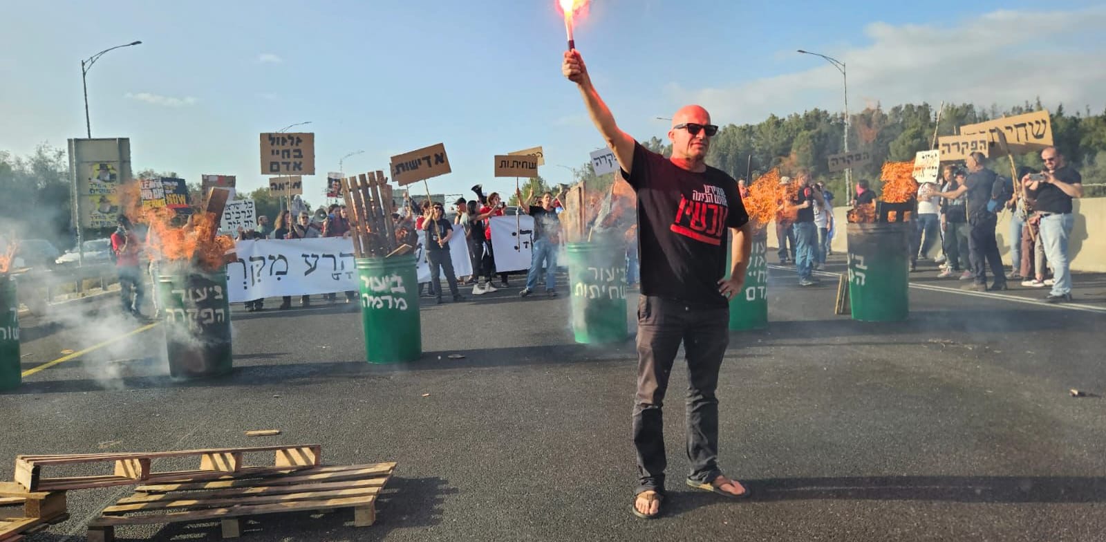 משפחות חטופים חוסמות את כביש 1 בדרך לירושלים