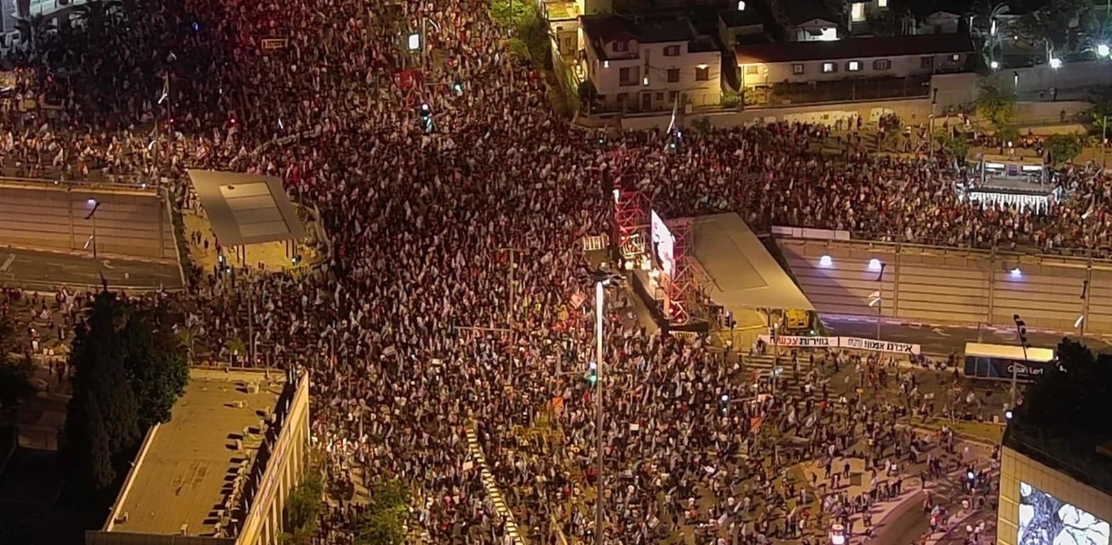 "מפגינים קוראים לבחירות בצומת קפלן / צילום: אביב אטלס"