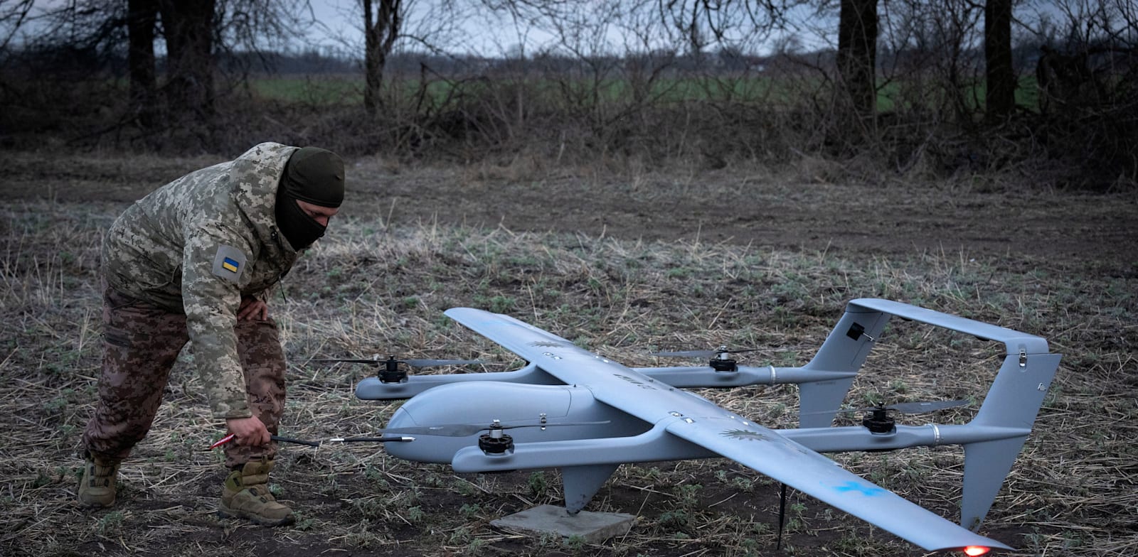 "חייל אוקראינה מכין כטב''ם פוסידון לשימוש / צילום: ap, Efrem Lukatsky"