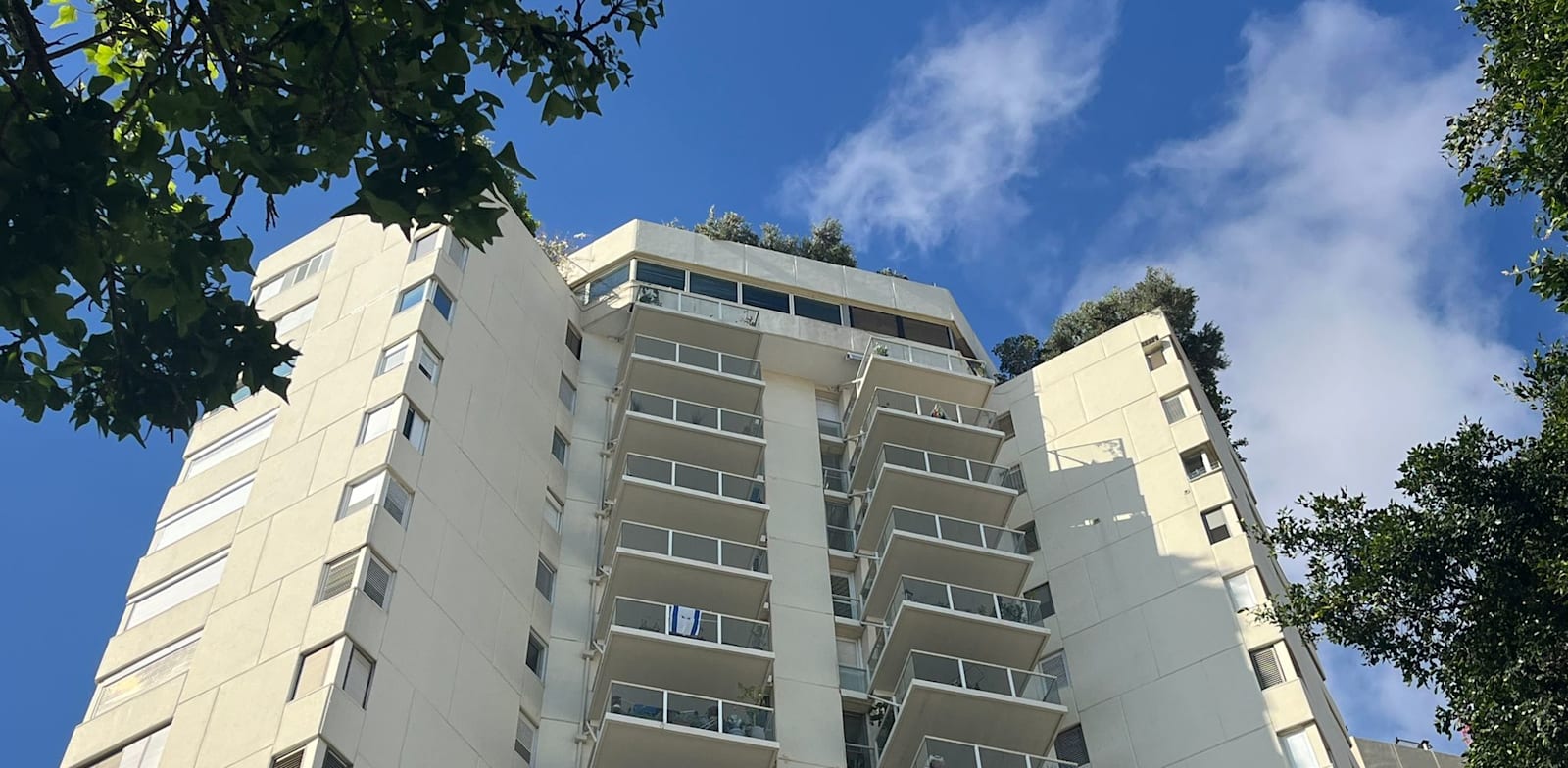הבניין בו נמצא הפנטהאוז ברחוב פנקס 50, תל אביב / צילום: מאיה לוין