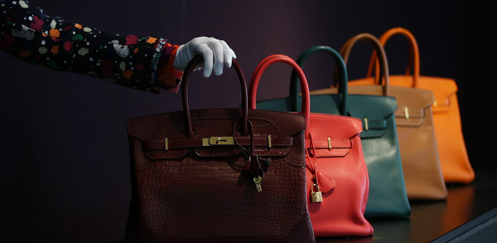 "תצוגה מקדימה למכירת תיקי בירקין בלונדון. המחיר מגיע למאות אלפי דולרים / צילום: Reuters, Yui Mok"