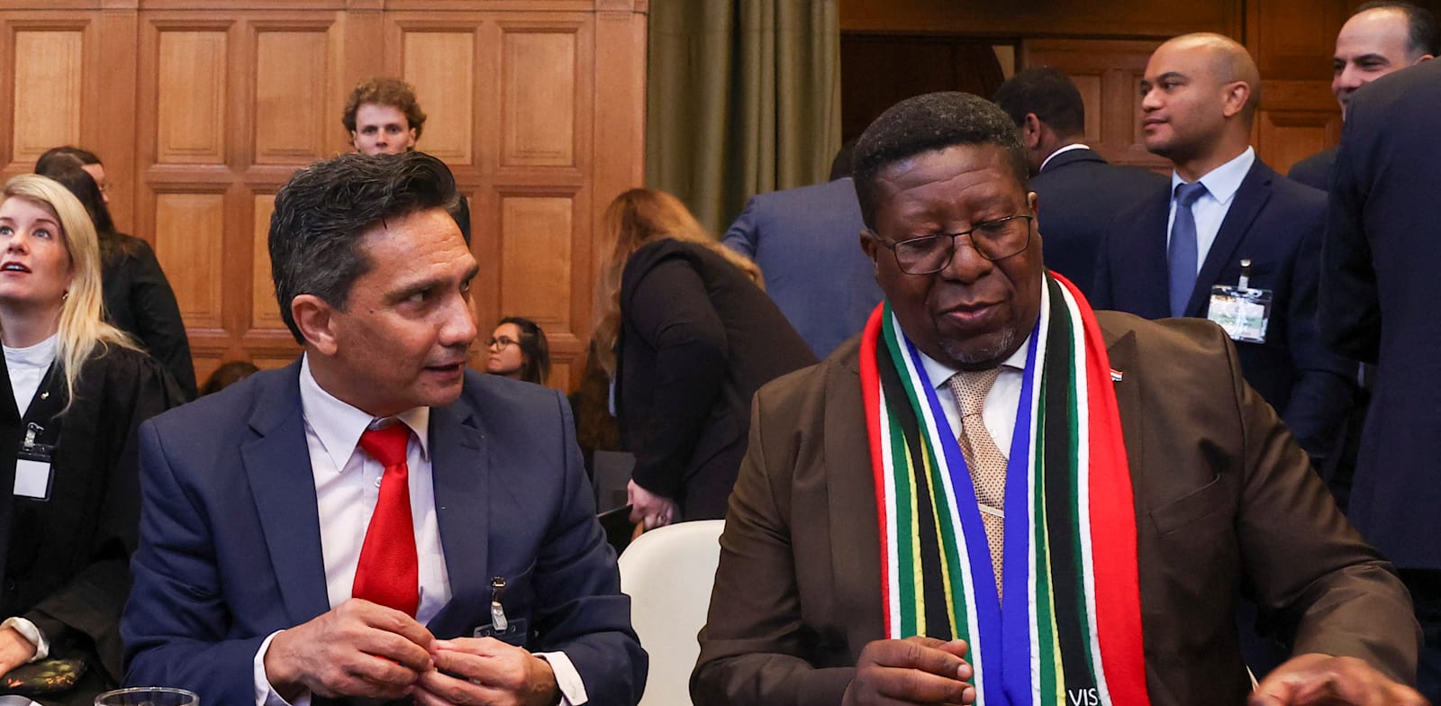 "ווסימוזי מדונסלה (מימין), נציג דרום אפריקה בדיון בהאג / צילום: Reuters, Yves Herman"