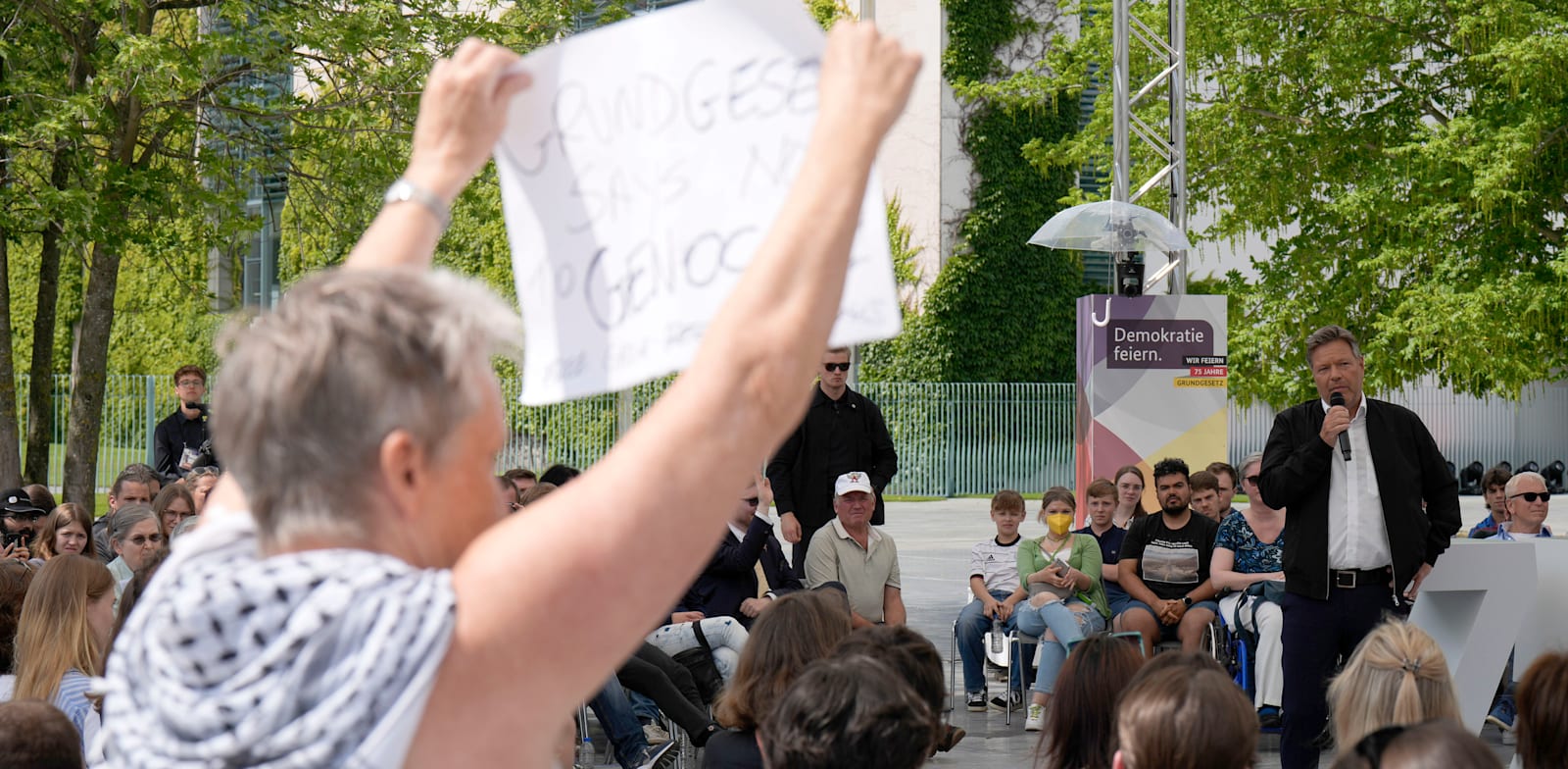 "סגן הקנצלר הגרמני, רוברט האבק, בנאום בסוף השבוע בו אמר כי ישראל עוברת על החוק הבינלאומי / צילום: Reuters, Bernd Elmenthaler"
