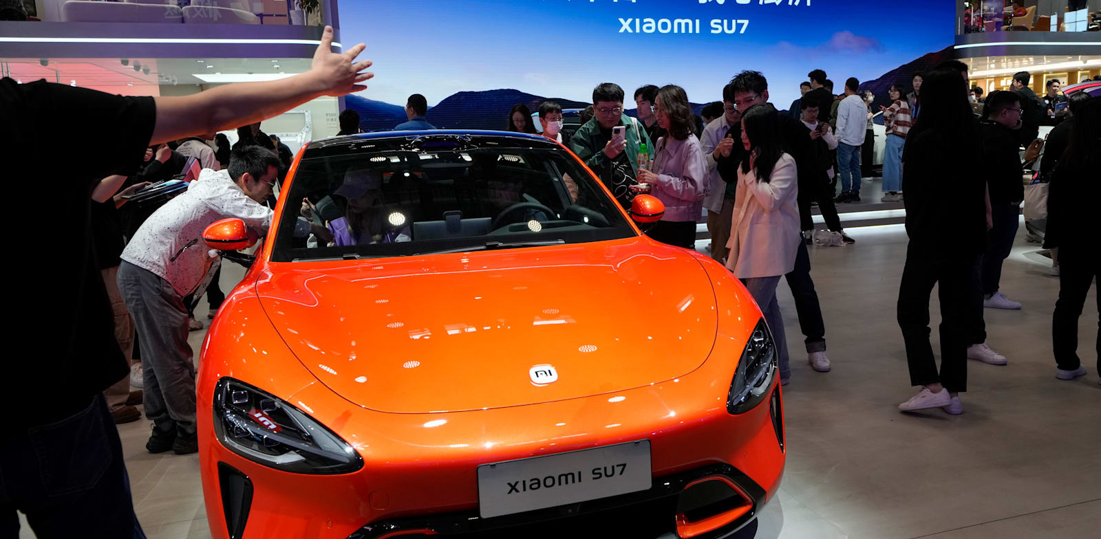 "רכב SU7 של שיאומי בתערוכת הרכב בבייג'ינג / צילום: ap, Andy Wong"