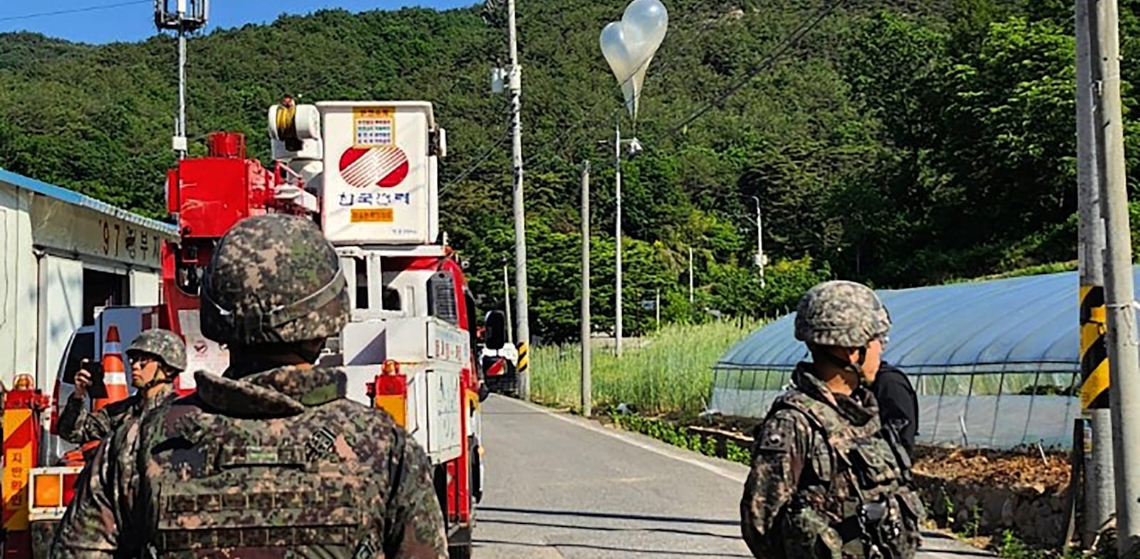 "בלונים שנושאים אשפה מצפון קוריאה תקועים בין חוטי החשמל במוג'ו, דרום קוריאה / צילום: ap, Jeonbuk Fire Headquarters"