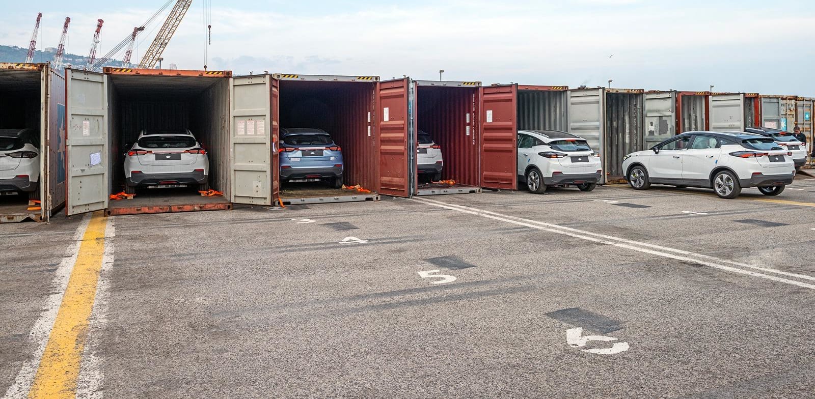 "כלי רכב חדשים בקונטיינרים בנמל חיפה / צילום: יח''צ"