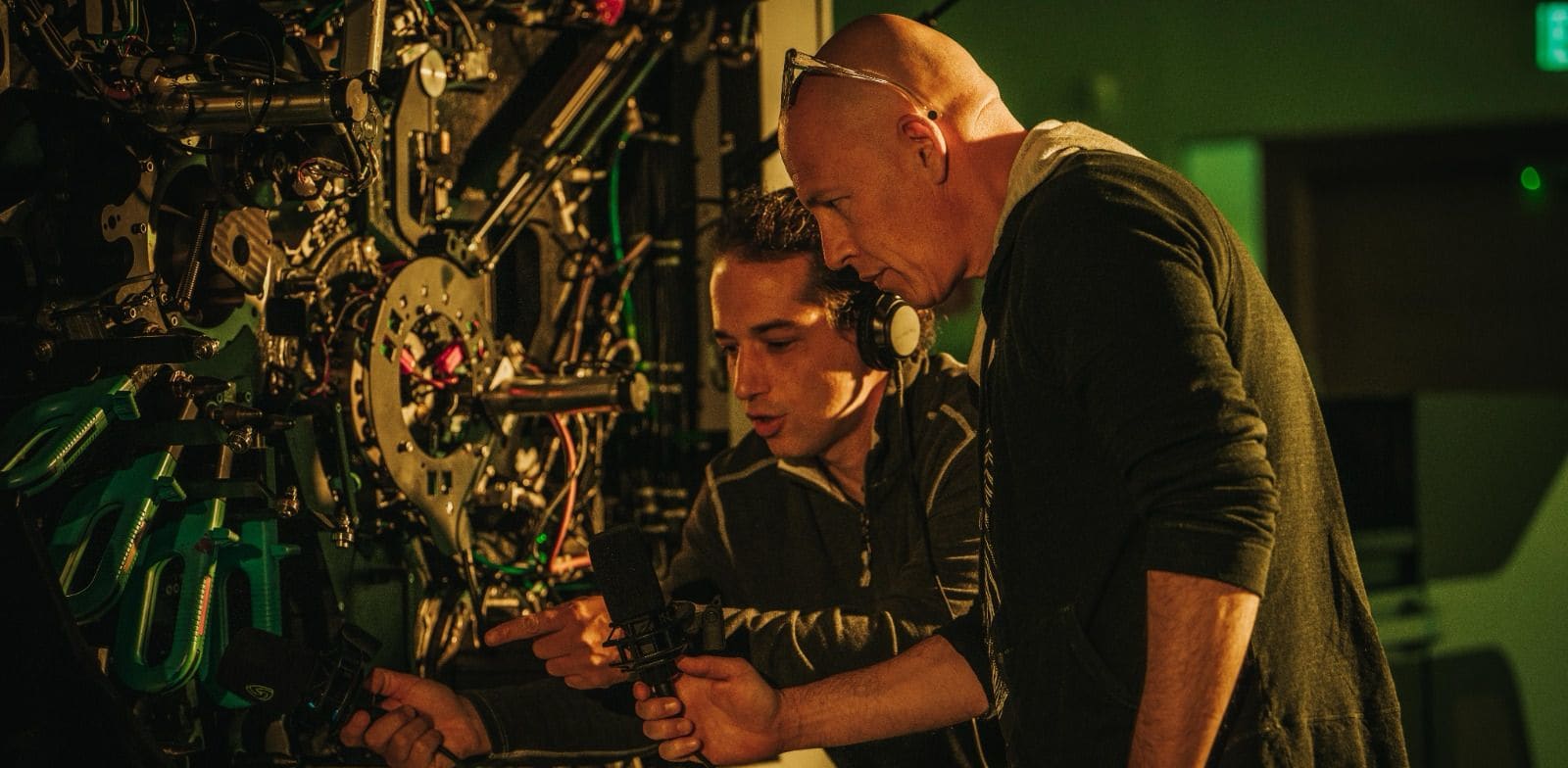 "ארז אייזן ועמית דובדבני, צמד אינפקטד מאשרום, דוגמים מכונות דפוס של hp אינדיגו / צילום: תמי בר שי"