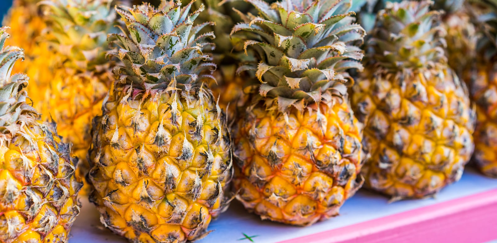 "אננסים למכירה בשוק הכרמל בתל אביב / צילום: Shutterstock"