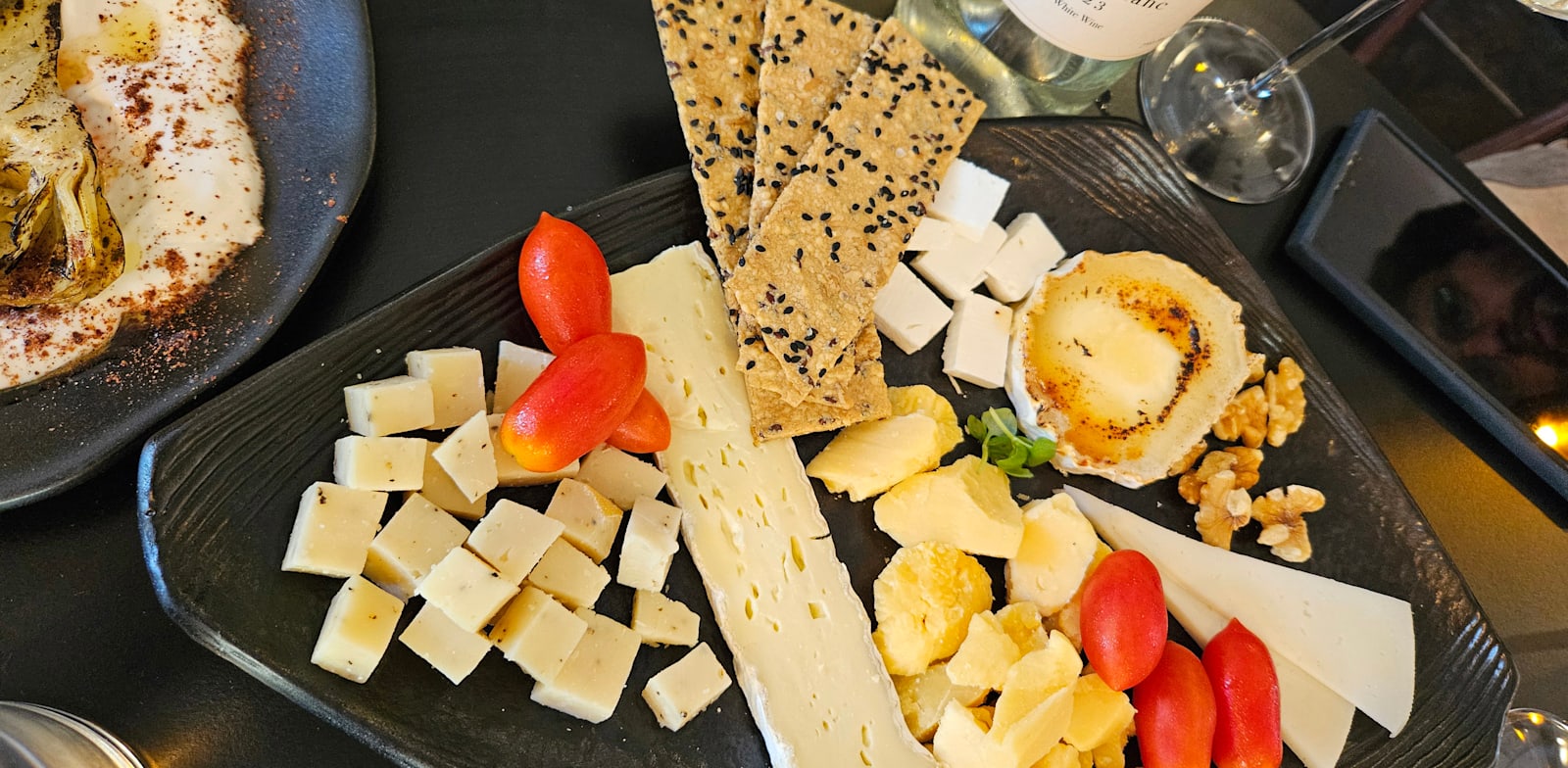 "תקרובת גבינות ביקב היוגב / צילום: נועם יעקובי"