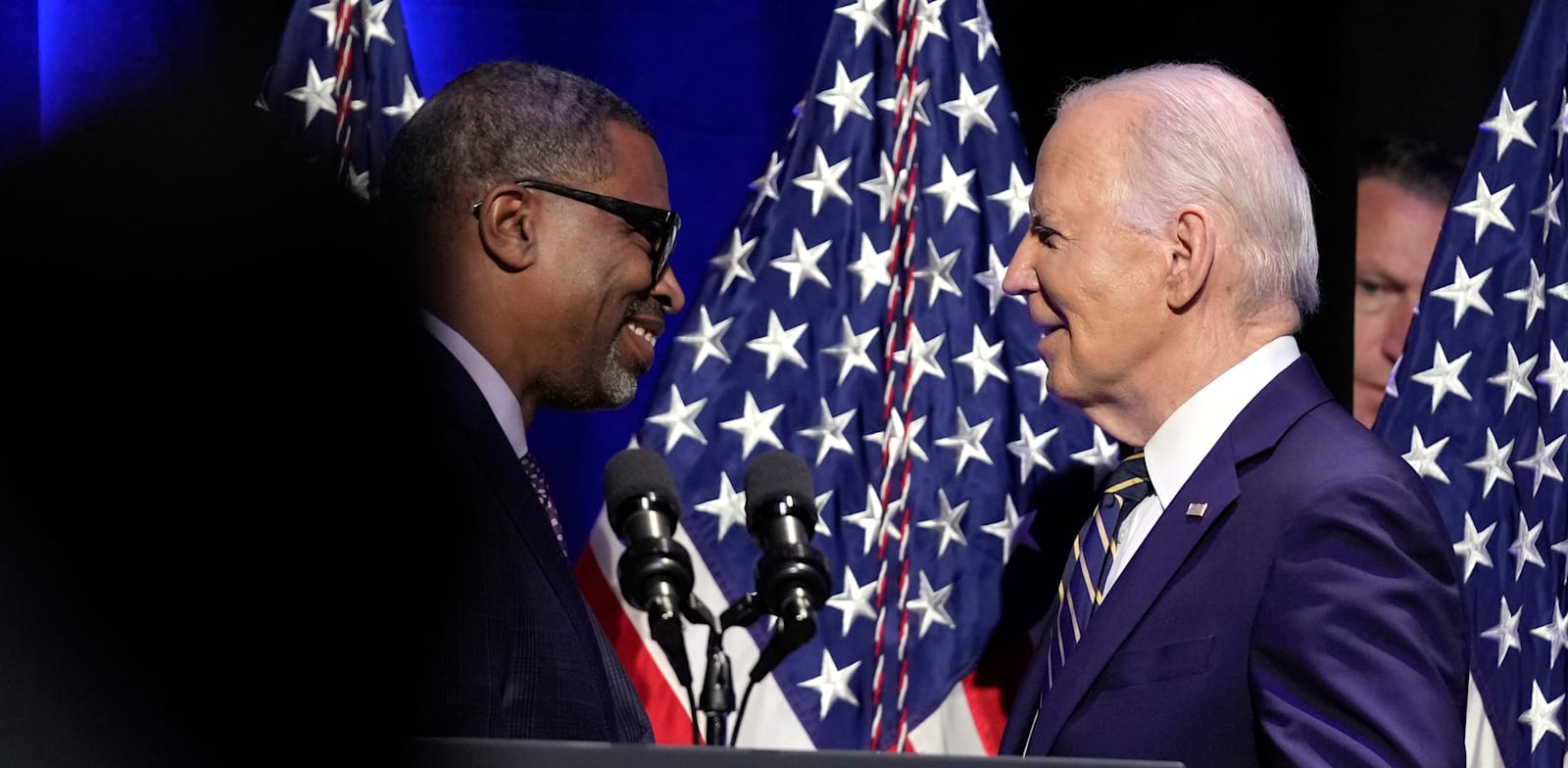 ג'ו ביידן עם דריק ג'ונסון, מנכ''ל ארגון NAACP / צילום: ap, Susan Walsh