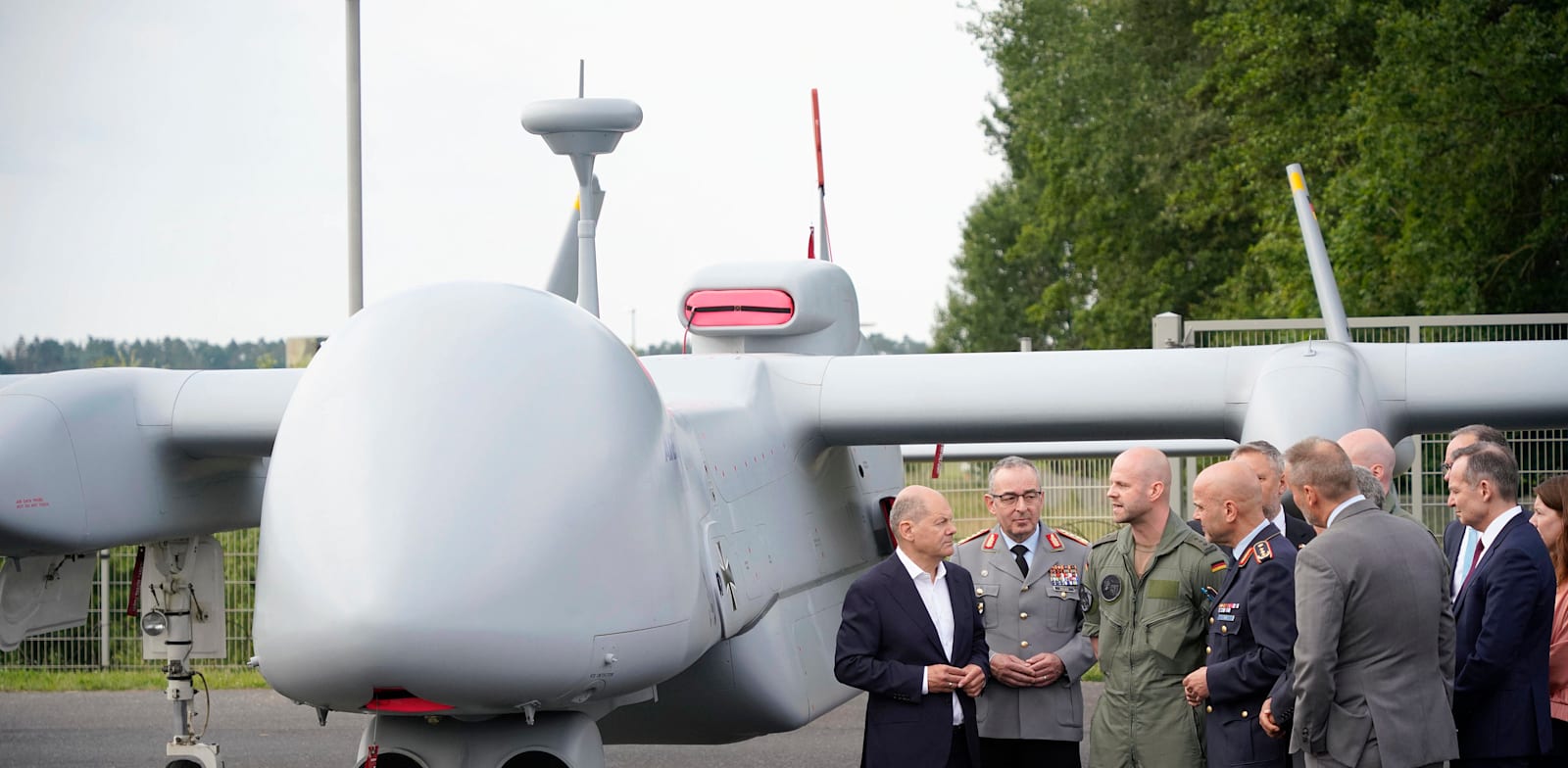 "הקנצלר שולץ (משמאל) ליד מל''ט הרון TP של התעשייה האווירית. הראשון מהסדרה שגרמניה חוכרת / צילום: Reuters, IMAGO/Thomas Bartilla"