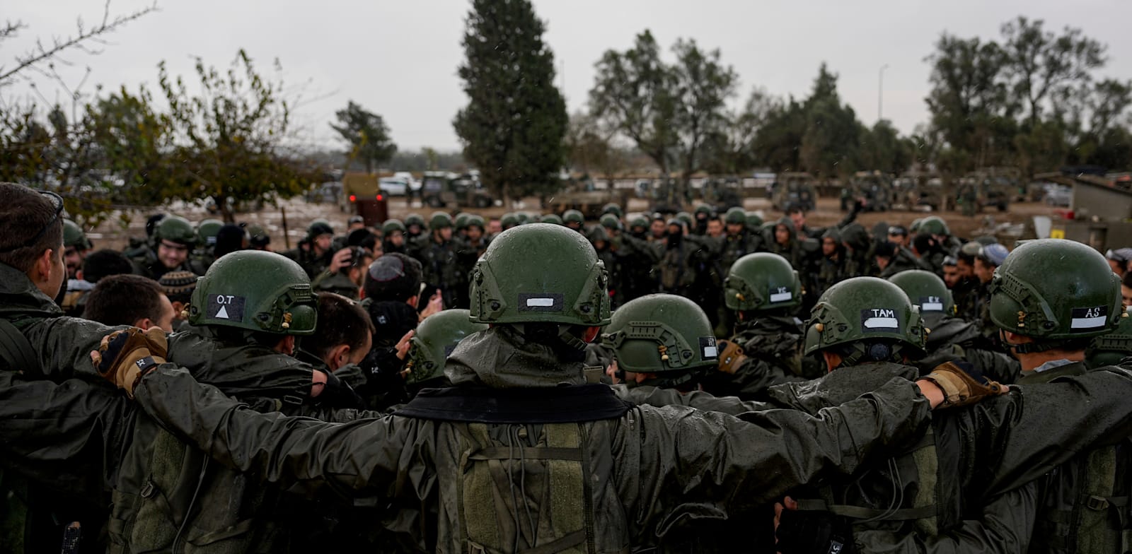 "''השיבה הביתה היא הדבר הקשה''. חיילי מילואים בשטח כינוס / צילום: ap, Ohad Zwigenberg"