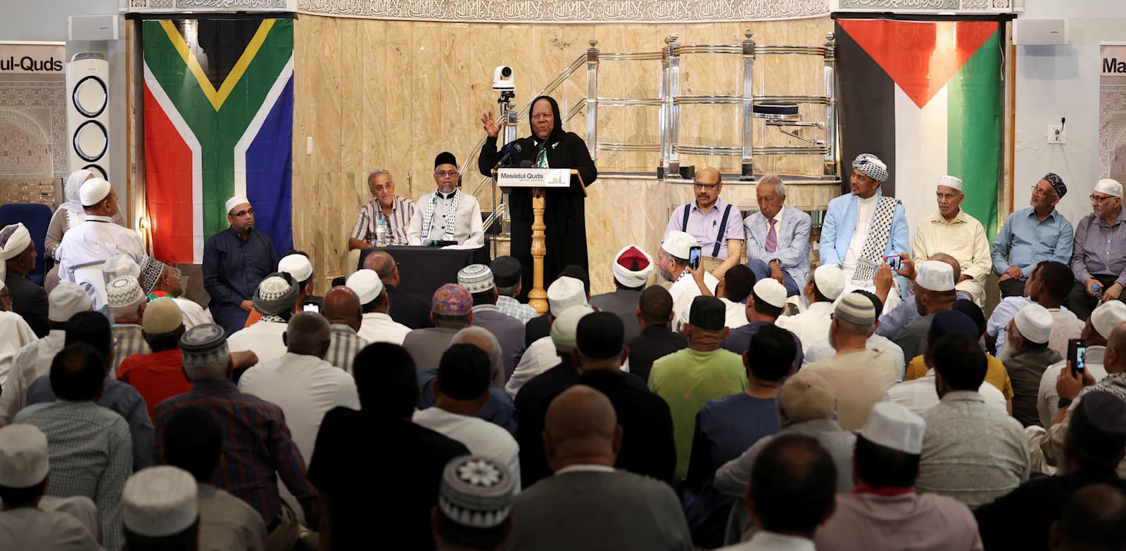 "נאלי פאנדור, שרת החוץ של דרום אפריקה, במסגד בקייפטאון / צילום: Reuters, ESA ALEXANDER"