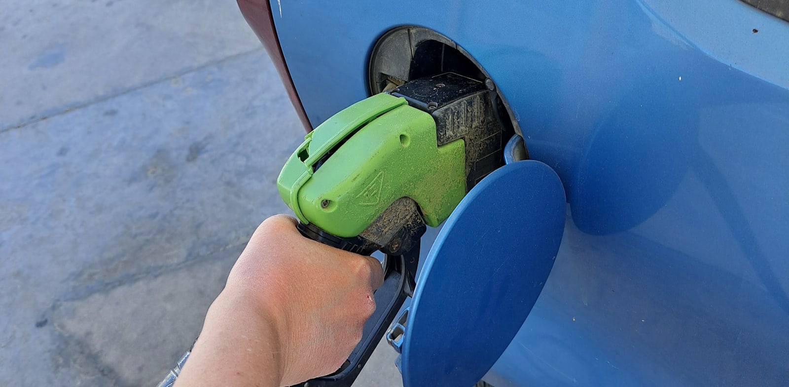 "תדלוק בתחנת דלק / צילום: טלי בוגדנובסקי"