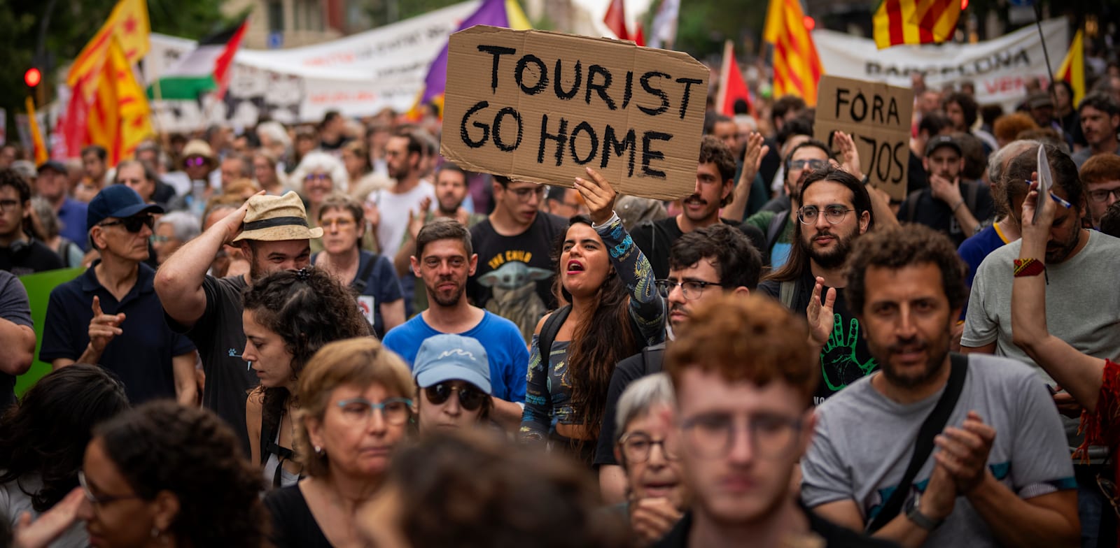 תושבי ברצלונה מפגינים נגד התיירות ההמונית (יוני) / צילום: ap, Emilio Morenatti