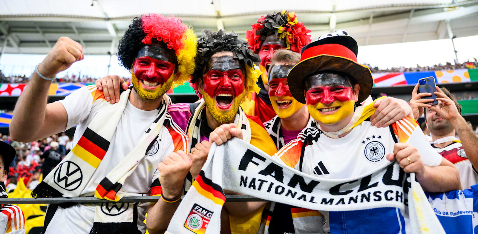 "אוהדים גרמנים במשחק מול שווייץ באיצטדיון בפרנקפורט / צילום: Reuters, Tom Weller"