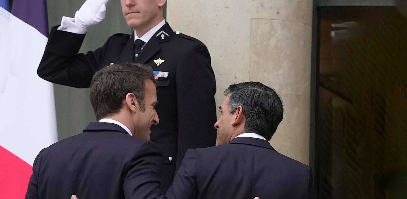 "סונאק (מימין) ומקרון. בהפרש של שבועיים, על אף כל הסקרים, קראו לבחירות בזק / צילום: Associated Press, Kin Cheung"