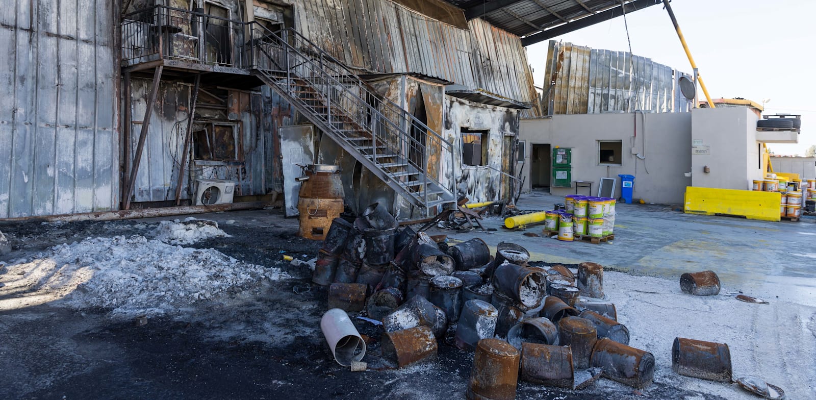 מפעל נירלט השרוף בניר עוז / צילום: לירון מולדובן