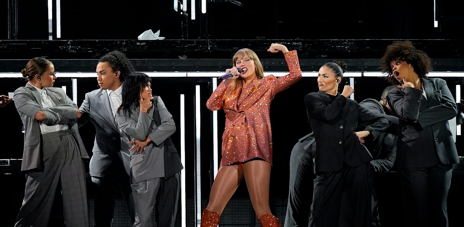 "טיילור ספוויט בהופעה בפריז בחודש מאי. תורמת בכל עיר בה היא מופיעה / צילום: ap, Lewis Joly"