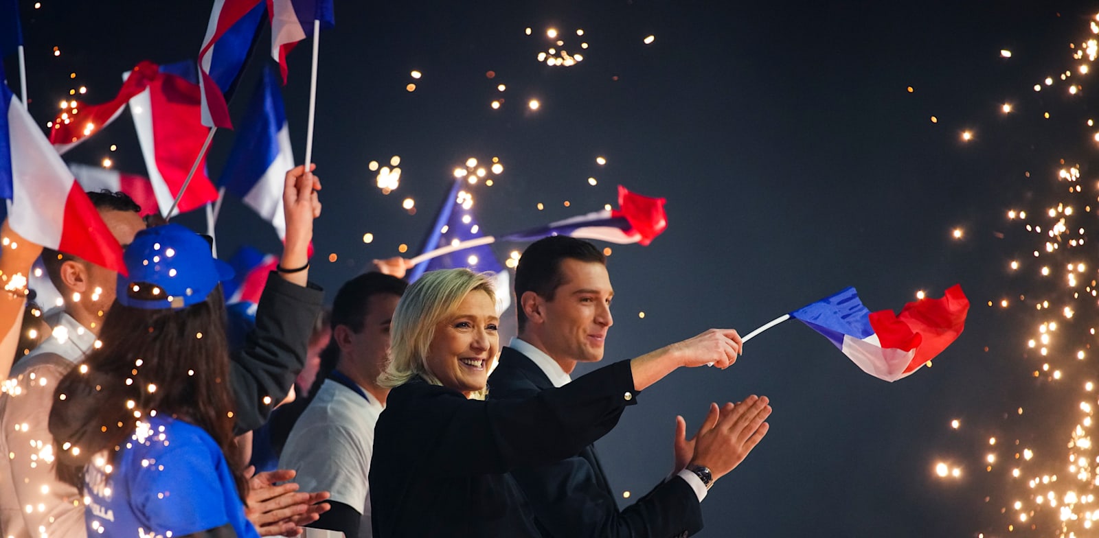מרין לה-פן (משמאל) יו''ר מפלגת הימין הקיצוני בצרפת, וז'ורדן ברדלה, מועמד מפלגתה של לה-פן לראשות הממשלה, באירוע תמיכה / צילום: ap, Daniel Cole
