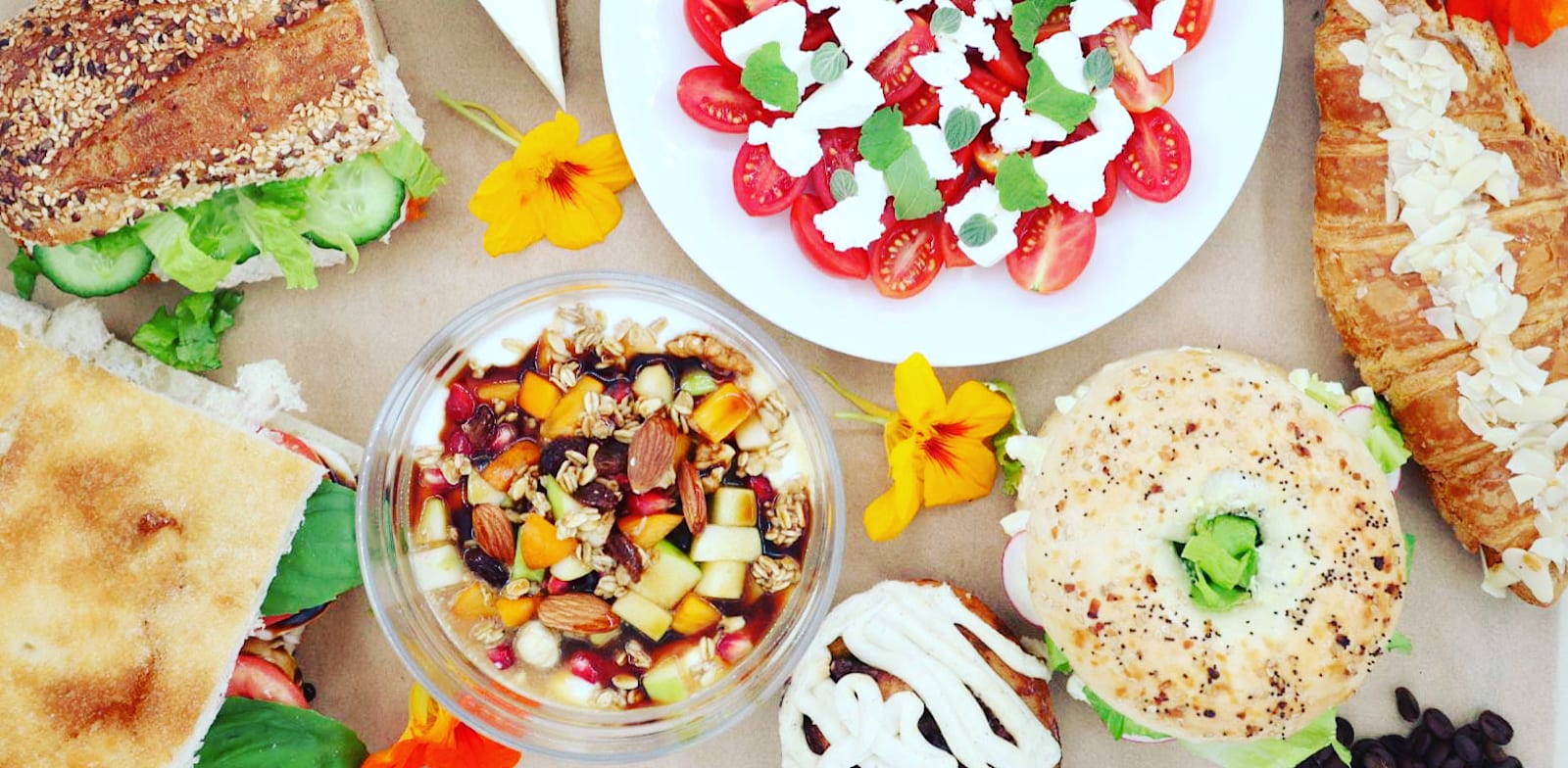 "מנות בקפה עם / צילום: דייגו גלפרין"