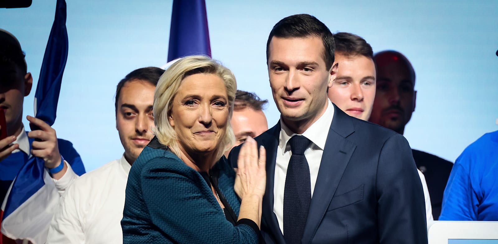 "ז'ורדן ברדלה (מימין), מועמד מפלגתה של לה פן לראשות הממשלה ומארין לה פן, באירוע תמיכה / צילום: ap, Thomas Padilla"