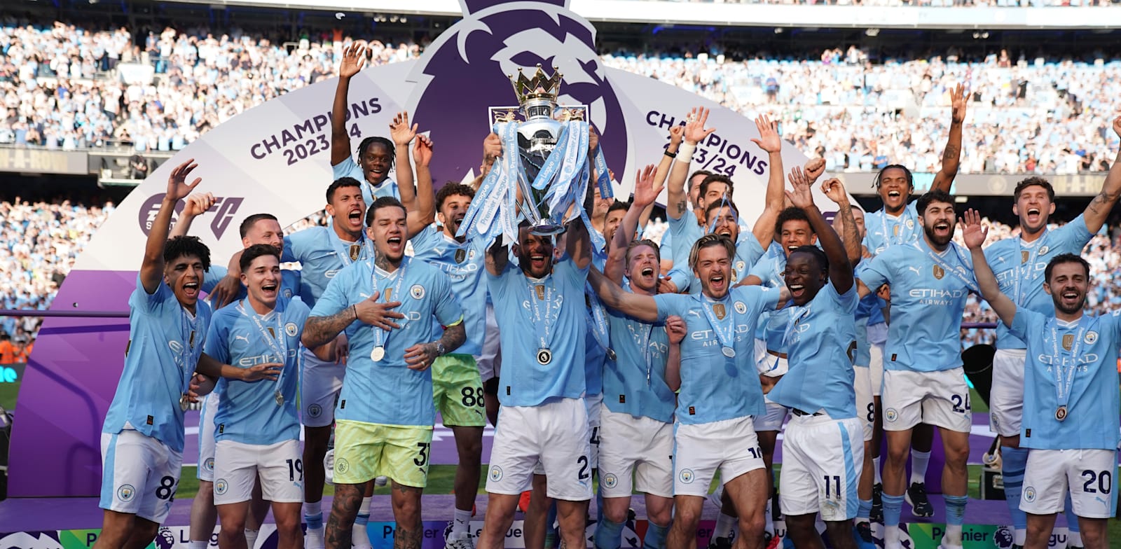 "שחקני מנצ'סטר סיטי חוגגים אליפות. הכדורגל האנגלי הכניס כ־7 מיליארד אירו / צילום: ap, Dave Thompson"