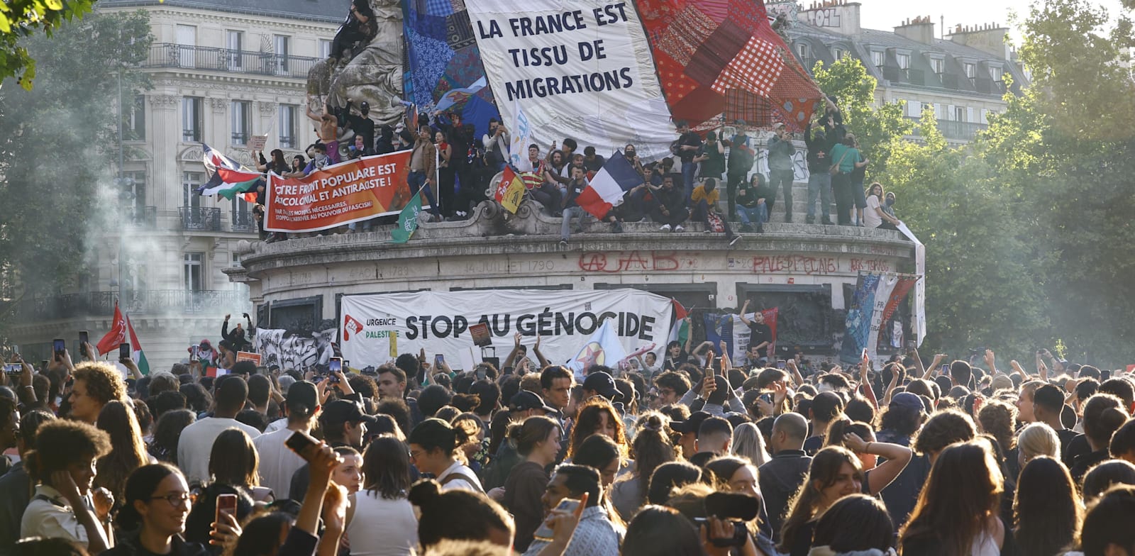 "אלפים התאספו בכיכר הרפובליקה בפריז לאחר תוצאות הסיבוב השני של הבחירות, אמש (א') / צילום: Reuters, Kyodo"