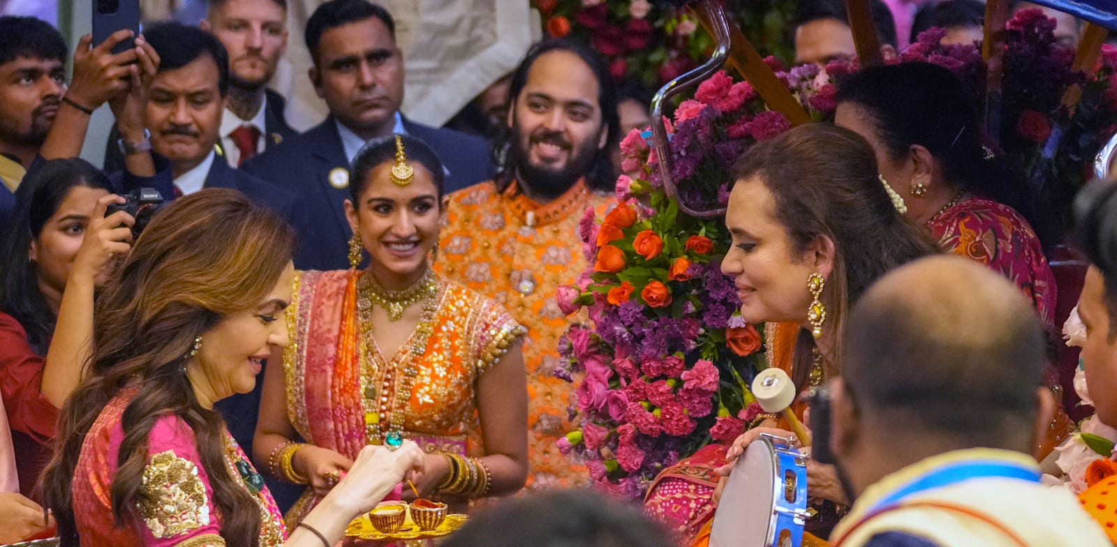 "מסיבת קדם החתונה של בנו של האישר העשיר ביותר באסיה / צילום: ap, Rafiq Maqbool"