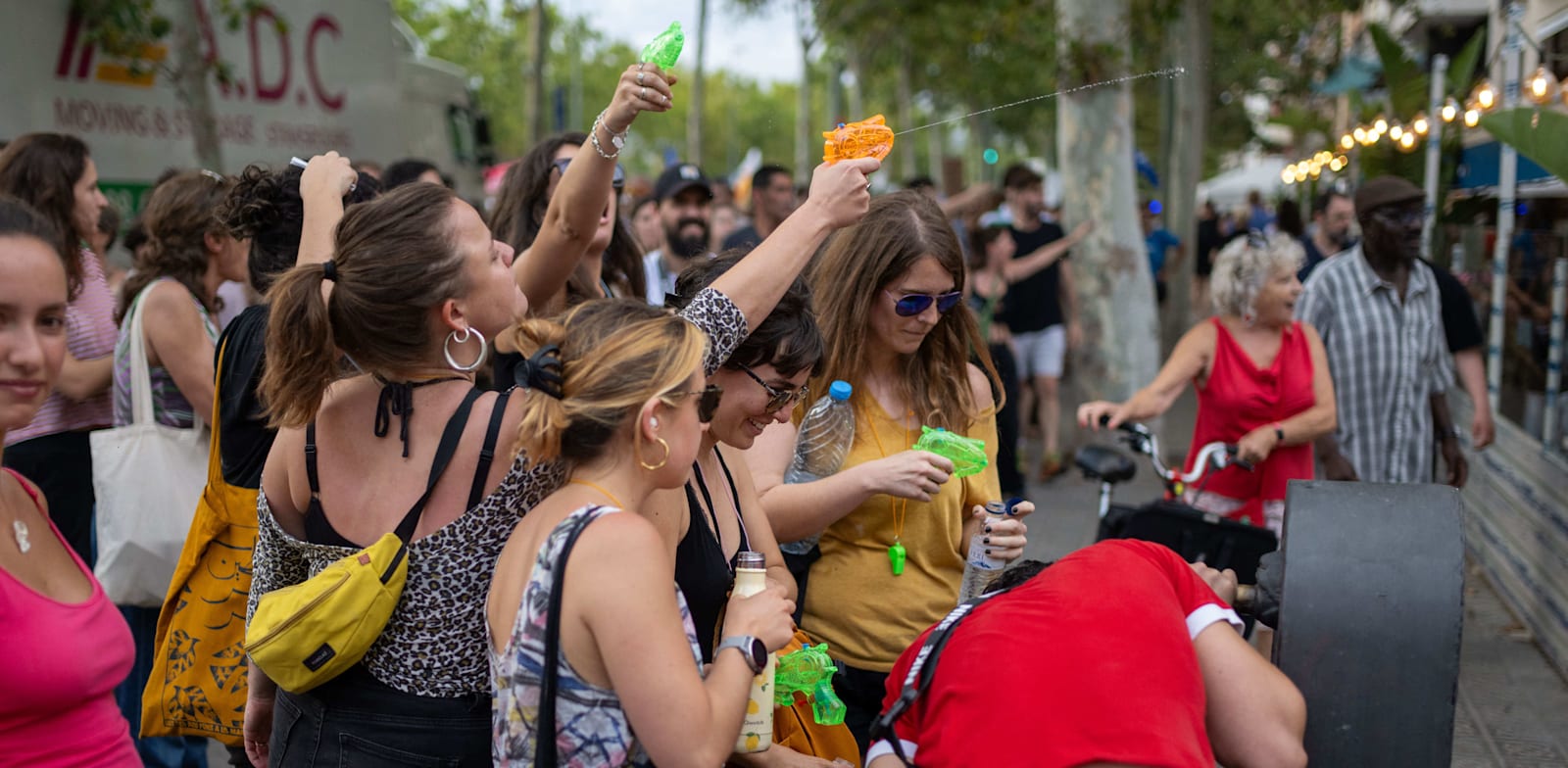 "מפגינות בברצלונה יורות ברובי מים לעבר יושבי המסעדות ובתי הקפה / צילום: Reuters, Europa Press/ABACA"