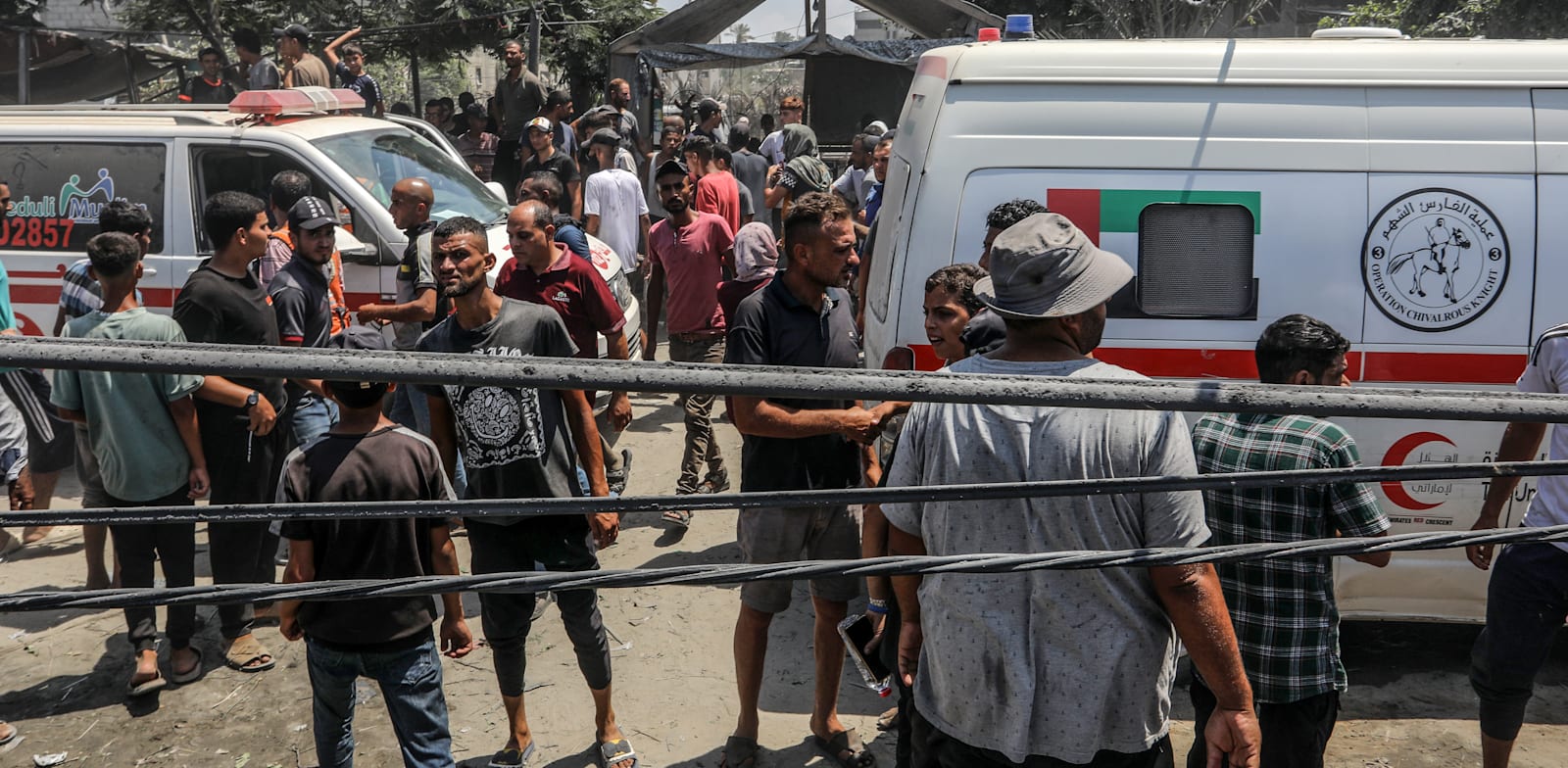 פלסטינים באזור הפגיעה בח'אן יונס. בעולם מתמקדים בפגיעה האזרחית / צילום: Reuters, Abed Rahim Khatib