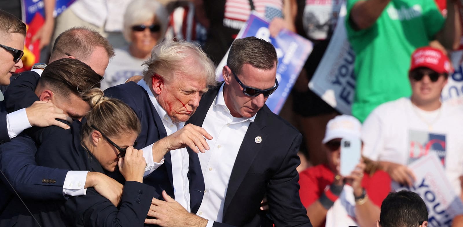 "טראמפ מיד לאחר הירי בעצרת הבחירות / צילום: Reuters, Brendan McDermid"